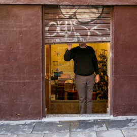 Un autónomo echa el cierre de su negocio. E.P./Ricardo Rubio.