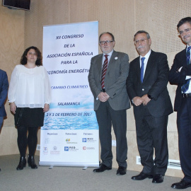 El vicerrector de la USAL, Mariano Esteban (c); el presidente de Red Eléctrica de España, José Folgado Blanco (2d), y Javier González Benito (i), decano de la Facultad de Economía y Empresa, además de por los presidentes de la AEEE y del co