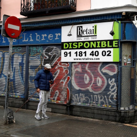  Un hombre pasa por delante de un negocio cerrado, en el centro de Madrid. REUTERS/Susana Vera
