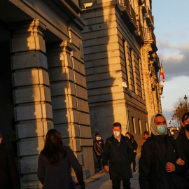 Varias personas con mascarillas pasean por el centro de Madrid. REUTERS/Susana Vera
