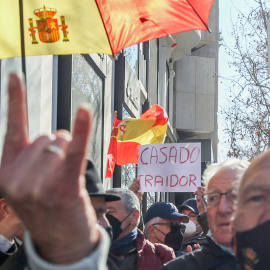  Varias personas, con una pancarta que reza, 'Casado traidor' en una concentración de apoyo a Díaz Ayuso, en la sede del Partido Popular, a 20 de febrero de 2022, en Madrid (España).- EUROPA PRESS