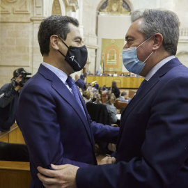  Juanma Moreno saluda a Juan Espadas el 15 de diciembre de 2021 en Sevilla.- EP