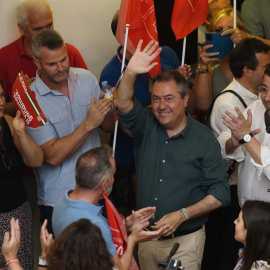  El candidato por el PSOE a las generales en Andalucía, Juan Espadas (c), preside un acto de campaña que ha convocado el PSOE en el palacio de congresos de Córdoba este domingo. EFE/Rafa Alcaide