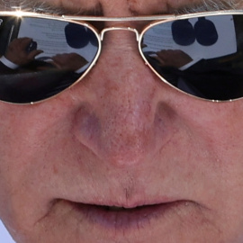 El presidente de Estados Unidos, Joe Biden, mira sus notas mientras renuncia un discurso sobre su plan de empleo, cerca del puente del río Calcasieu en Lake Charles, Louisiana. REUTERS / Jonathan Ernst