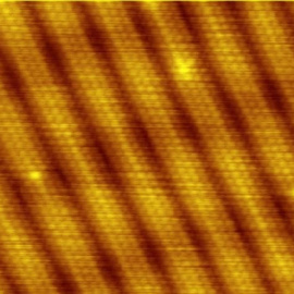 Lámina de oro-100, donde se han resuelto los átomos individuales organizados en su estructura metálica. Imagen obtenida con un microscopio de barrido por efecto túnel cuántico modelo Omicron Low Temperature STM, de RHK Technology electronic