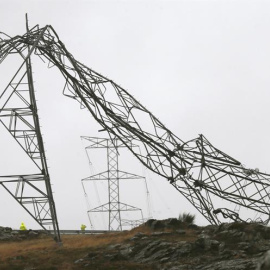 Una torre de alta tensión caída debido al temporal, en Silleda. / EFE