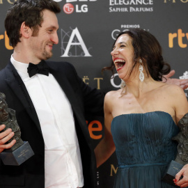 Raúl Arévalo y la productora Beatriz Bodegas posan con los premios a "Mejor Director Novel" y "Mejor Película", respectivamente, por su trabajo en "Tarde para la ira". EFE