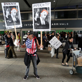 Un hombre protesta contra el veto migratorio de Trump en el aeropuerto de Los Angeles. EFE