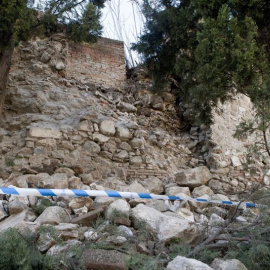 Un trozo de la muralla de Talavera se ha desprendido esta noche a causa del viento. / EFE