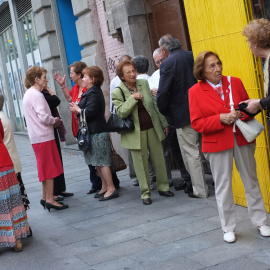 Un grupo de mujeres mayores conversa en una calle de Madrid. AFP/Gerard Julien