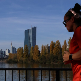 A person jogs near the European Central Bank (ECB) building in Frankfurt, Germany October 27, 2022. REUTERS/Wolfgang Rattay