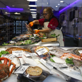  Una pescadera con productos y precios en Bilbao, a 1 de diciembre de 2022. - Luis Tejido / EFE