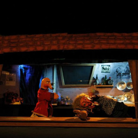 Un momento de la representación de 'La bruja y don Cristóbal', de la compañía Títeres de Abajo, hoy en el teatro de la calle, en Madrid. La obra llevó a los miembros de la compañía, integrada por Alfonso Lázaro y Raúl García, justo hace un 