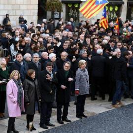 El presidente de la Generalitat, Carles Puigdemont, y la presidenta del Parlamento, Carme Forcadell (2i), posan junto al expresidente Artur Mas (2d); la exvicepresidenta Joana Ortega y la exconsellera Irene Rigau, a las puertas de la Genera