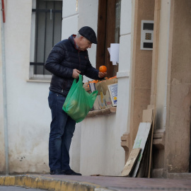 Un hombre compra naranjas en una tienda de la localidad malagueña de Ronda. REUTERS/Jon Nazca