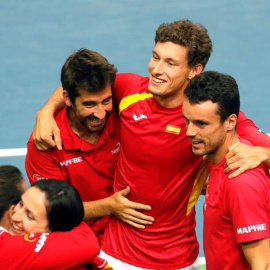 Pablo Carreño, abrazado por Marc López y Roberto Bautista, celebra su triunfo ante Croacia. | EFE