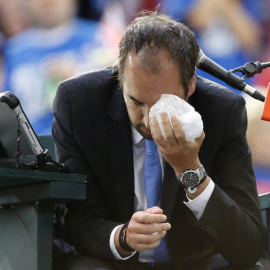 El juez de silla de la eliminatoria entre Canadá y Gran Bretaña, Arnaud Gabas, sujeta una bolsa de hielo tras recibir un pelotazo. | KYLE EDMUND (EFE)