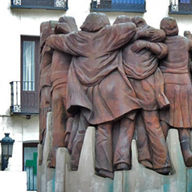 Detalle del monumento a los abogados de Atocha, en la madrileña plaza de Antón Martín. EFE