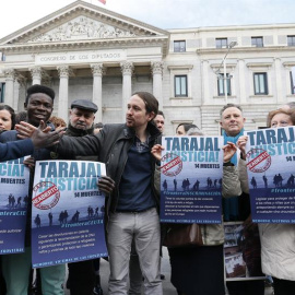 El líder de Podemos Pablo Iglesias (4i), junto al diputado de Compromís, Enric Bataller (2d), entre otros, participa en un minuto de silencio por el tercer aniversario de las muertes de El Tarajal (Ceuta).- EFE/Mariscal