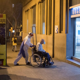  Un sanitario transporta a una persona a las urgencias del Hospital Dos de Maig, en Barcelona. EFE/Marta Pérez