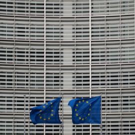 Banderas de la UE delante del edificio de la Comisión Europea, en Bruselas. AFP/Ludovic Marin