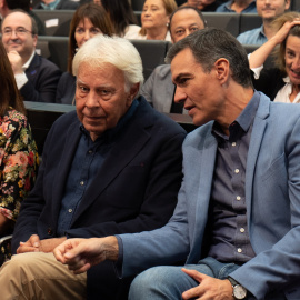 El expresidente del gobierno Felipe González y el presidente del Gobierno Pedro Sánchez tras su llegada al acto público organizado por el PSOE. -FRANCISCO J.OLMO / Europa Press