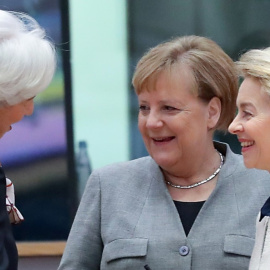 La presidenta del BCE, Christine Lagarde, conversa con la canciller alemana Angela Merkel y la presidenta de la Comision Europea, Ursula von der Leyen, al comienzo de la segunda jornada de la cumbre de la UE celebrada en diciembre de 2019 e