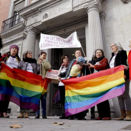 Brenda y María José antes de la entrega de las más de 100.000 firmas / EFE
