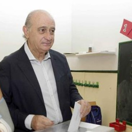 El exministro de Interior, Jorge Fernández Díaz, junto a su esposa en las pasadas elecciones del 26 de junio. EFE/Archivo