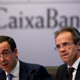 El presidente de Caixabank, Jordi Gual, y el consejero delegado del banco, Gonzalo Gortazar, durante la presentación de los resultados de 2016. REUTERS/Albert Gea