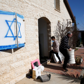 Colonos judíos en el asentamiento de Ofra, en Cisjordania. - REUTERS