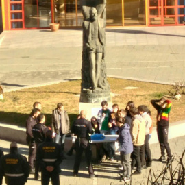 Tres agentes de la Policía Nacional se dirigen a los estudiantes en el campus de la URJC. | (ASOCIACIÓN DE PERIODISMO ECO)