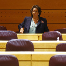Rita Barberá, sola, en su escaño de senadora. Archivo EFE.