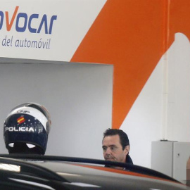 Miguel López yerno de la viuda del expresidente de la CAM, durante el registro de su concesionario. EFE/Manuel Lorenzo