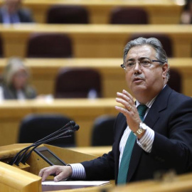 El ministro del Interior, Juan Ignacio Zoido, responde a una interpelación en el pleno del Senado. EFE/Juan Carlos Hidalgo