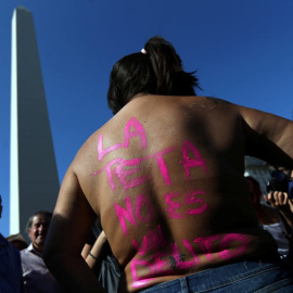 Una de las manifestantes durante la protesta en Buenos Aires. | MARCOS BRINDICCI (REUTERS)