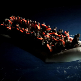 Decenas de inmigrantes subsaharianos atendidos por miembros de la ONG española Proactiva Open Arms. - REUTERS