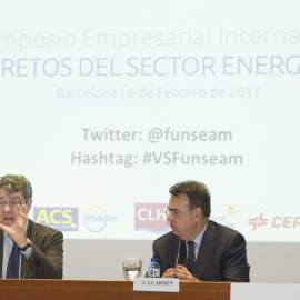 El ministro de Energía, Álvaro Nadal, junto al presidente de Enagás, Antonio Llardén, durante la inauguración de un simposio con empresas del sector. EFE/Marta Pérez