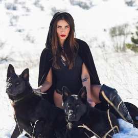 Pilar Rubio se convierte en una atractiva "Caperucita negra"