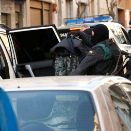 La Guardia Civil detiene a un sospechoso de ayudar al Estado Islámico en Badalona. REUTERS/Albert Gea