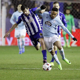 Theo Bongonda y Manu García en un momento del partido. EFE/ADRIÁN RUIZ DE HIERRO