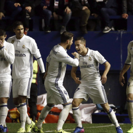 Los jugadores del Real Madrid celebran el tercer gol ante Osasuna.- EFE