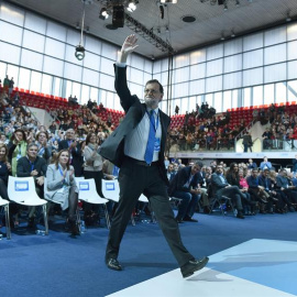El líder del PP, Mariano Rajoy, saluda a los asistentes al acto de clausura del XVIII Congreso nacional del Partido Popular qque se celebra en la Caja Mágica de Madrid. EFE/FERNANDO VILLAR