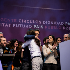 El líder de Podemos, Pablo Iglesias, se abarazo con Iñigo Errejón en el escenario tras la proclamación de los resultados en las votaciones de la Asamblea Ciudadana Estatal de Vistalegre II. JAIRO VARGAS