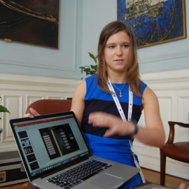 Brittany Wenger durante la entrevista con Patricia Luna en Santiago de Chile. Imagen: Sinc