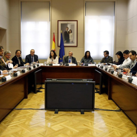 Reunión en el Ministerio de Fomento con los sindicatos de estibadores. En el centro de la imagen, el secretario de Estado de Infraestructuras, Julio Gómez-Pomar. E.P.