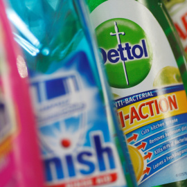 Algunos de los productos de la firma británica de consumo Reckitt Benckiser, como 'Vanish', 'Finish', 'Dettol' y 'Harpic', en un supremercado de Londres. REUTERS/Stephen Hird