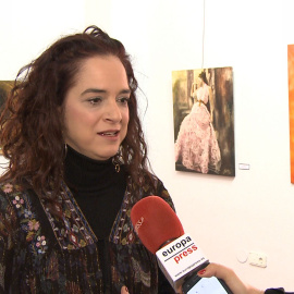 Retratos femeninos en una exposición pictórica en Mérida