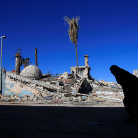 Una mujer camina por las calles de Alepo. REUTERS/Ali Hashisho