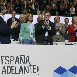 El presidente del PP, Mariano Rajoy y el vicesecretario del PP Fernando Martínez Maillo aplauden a la secretaria general del partido, María Dolores de Cospedal, tras presentar el informe de gestión durante el XVIII congreso nacional en la C